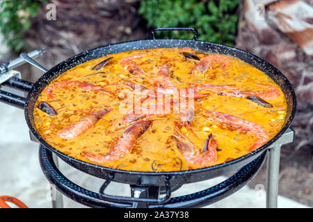 Préparation traditionnelle de paella aux fruits de mer riz, Barcelone, Catalogne, Espagne Banque D'Images