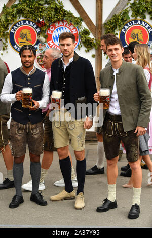 Munich, Allemagne. 06 Oct, 2019. v.li:Serge GNABRY (FC Bayern Munich), Leon (GORETZKA Bayern Munich), Benjamin PAVARD (Bayern Munich) avec de la bière en masse en costume bavarois, pantalons de cuir, football FC Bayern Munich, l'Oktoberfest traditionnelle visite à la Kaefer Schenke, sur 06.10 .2019 à Munich/Allemagne. Utilisation dans le monde entier | Credit : dpa/Alamy Live News Banque D'Images
