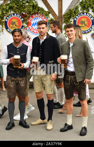 Munich, Allemagne. 06 Oct, 2019. v.li:Serge GNABRY (FC Bayern Munich), Leon (GORETZKA Bayern Munich), Benjamin PAVARD (Bayern Munich) avec de la bière en masse en costume bavarois, pantalons de cuir, football FC Bayern Munich, l'Oktoberfest traditionnelle visite à la Kaefer Schenke, sur 06.10 .2019 à Munich/Allemagne. Utilisation dans le monde entier | Credit : dpa/Alamy Live News Banque D'Images