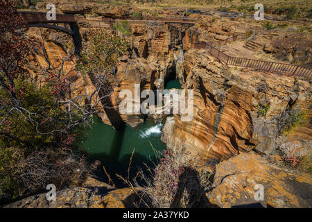 Parois abruptes de grès rouge à Bourkes Luck Potholes, Mpumalanga, Blyde River Canyon, afrique du sud Banque D'Images