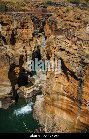 Parois abruptes de grès rouge à Bourkes Luck Potholes, Mpumalanga, Blyde River Canyon, afrique du sud Banque D'Images