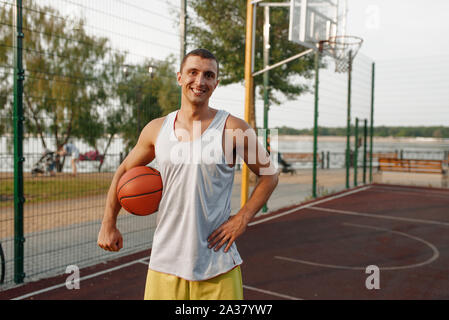 Joueur de basket-ball extérieur sur la cour Banque D'Images