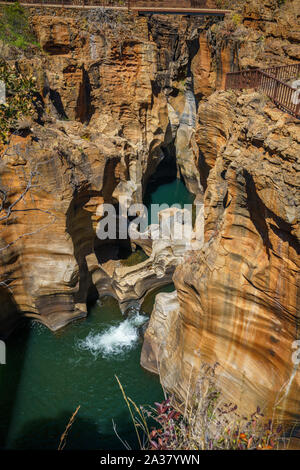 Parois abruptes de grès rouge à Bourkes Luck Potholes, Mpumalanga, Blyde River Canyon, afrique du sud Banque D'Images