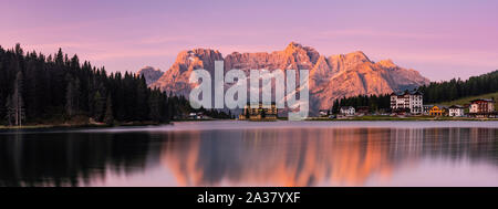 Vue panoramique sur le lac de Misurina à Imege beau lever, Dolomites, Italie. Banque D'Images