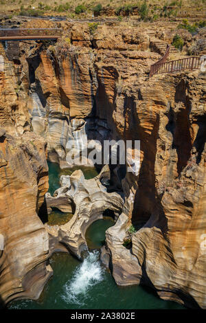 Parois abruptes de grès rouge à Bourkes Luck Potholes, Mpumalanga, Blyde River Canyon, afrique du sud Banque D'Images