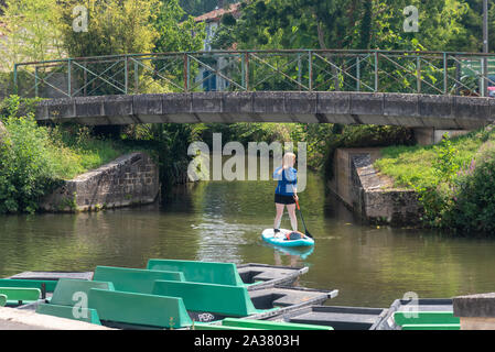 Les personnes bénéficiant de l'eau entourant le village de Coulon dans la région Poitou-Charantes de France. Banque D'Images