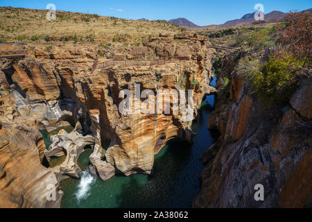 Parois abruptes de grès rouge à Bourkes Luck Potholes, Mpumalanga, Blyde River Canyon, afrique du sud Banque D'Images