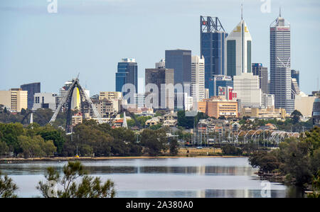 Tours et gratte-ciel du Perth skyline sur les rives de la rivière Swan, Perth, Australie occidentale Banque D'Images