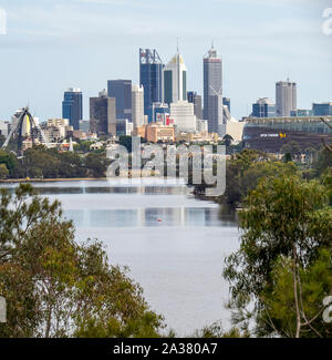 Tours et gratte-ciel du Perth skyline sur les rives de la rivière Swan, Perth, Australie occidentale Banque D'Images