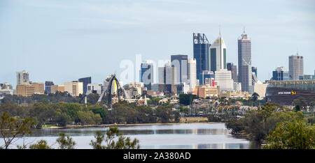 Tours et gratte-ciel du Perth skyline sur les rives de la rivière Swan, Perth, Australie occidentale Banque D'Images