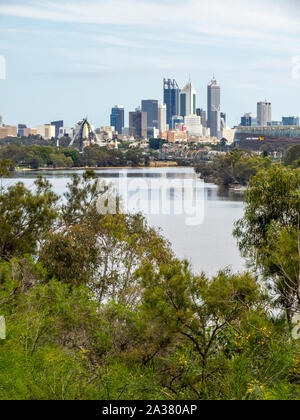 Tours et gratte-ciel du Perth skyline sur les rives de la rivière Swan, Perth, Australie occidentale Banque D'Images