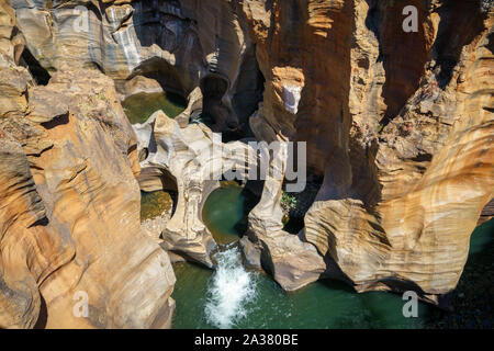 Parois abruptes de grès rouge à Bourkes Luck Potholes, Mpumalanga, Blyde River Canyon, afrique du sud Banque D'Images