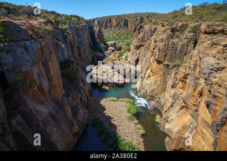 Parois abruptes de grès rouge à Bourkes Luck Potholes, Mpumalanga, Blyde River Canyon, afrique du sud Banque D'Images