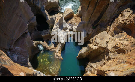 Parois abruptes de grès rouge à Bourkes Luck Potholes, Mpumalanga, Blyde River Canyon, afrique du sud Banque D'Images