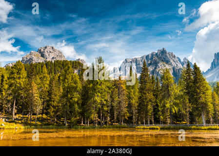 Vue panoramique sur le lac de Antorno dans les montagnes des Dolomites à jour d'automne ensoleillé. Banque D'Images