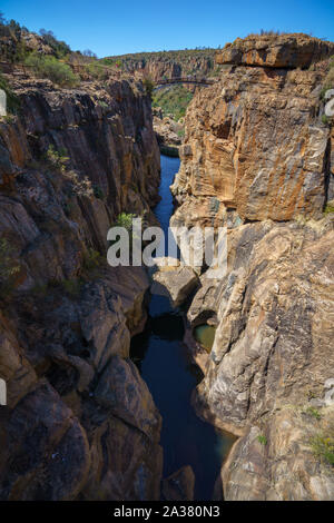 Parois abruptes de grès rouge à Bourkes Luck Potholes, Mpumalanga, Blyde River Canyon, afrique du sud Banque D'Images