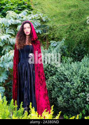 Belle jeune femme portant une cape dans la nature Banque D'Images