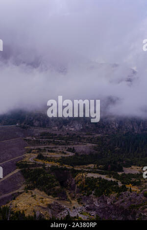 Scène d'un chemin qui monte dans la montagne pour atteindre le couvrant de nuages Banque D'Images