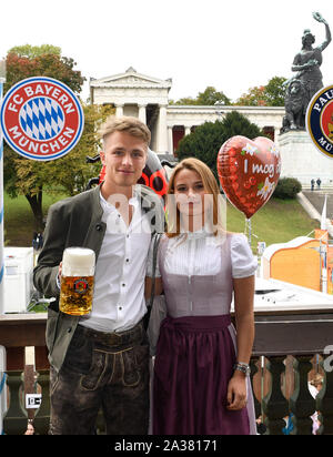Munich, Allemagne. 06 Oct, 2019. Linda petite amie d'Jann-Fiete, FCB ARP 15 Team FC BAYERN MUNICH fête de la bière Oktoberfest, visites en vêtements traditionnels Dirndl et Lederhose, cuir 1.ligue de soccer allemand, Munich, 06 octobre 2019 saison 2019/2020, FCB, München, Crédit : Peter Schatz/Alamy Live News Banque D'Images
