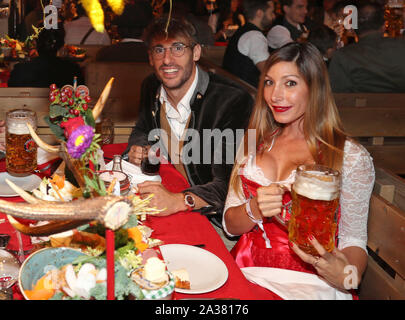 Munich, Allemagne. 06 Oct, 2019. Aline Brum, petite amie de Javi Martinez équipe FCB 8 FC BAYERN MUNICH fête de la bière Oktoberfest, visites en vêtements traditionnels Dirndl et Lederhose, cuir 1.ligue de soccer allemand, Munich, 06 octobre 2019 saison 2019/2020, FCB, München, Crédit : Peter Schatz/Alamy Live News Banque D'Images