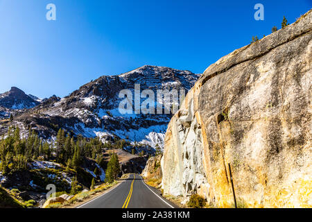 Neige précoce en octobre 2019 dans les montagnes de la Sierra Nevada le long de la State highway 108 Sonora Pass California USA Banque D'Images