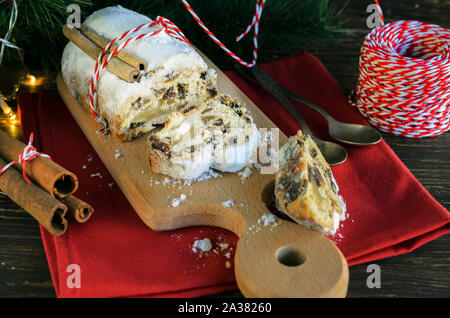 Gâteau traditionnel allemand Stollen fruits, pain aux fruits secs et noix, recouvert de poudre de sucre glace, mangé pendant Noël et également appelé Wei Banque D'Images