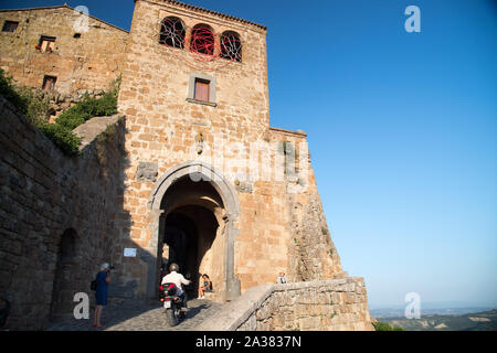 Porta di Santa Maria à Civita di Bagnoregio, lazio, Italie. 20 août 2019, intitulée La citta che muore (la ville mourante) © Wojciech Strozyk / Alamy St Banque D'Images