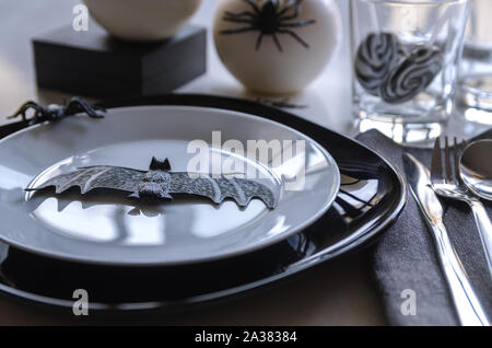 Les paramètres de table Halloween élégant en noir blanc. Les symboles typiques de l'halloween bat et d'araignées. Banque D'Images