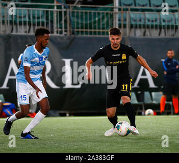 Langley Park, Perth, Australie. 6 octobre 2019. Fédération mondiale de football de la Coupe du monde Mini ; la Somalie par rapport à la Moldavie, Leonid Podlesnov prend sur son defender - usage éditorial : Action Crédit Plus Sport Images/Alamy Live News Banque D'Images