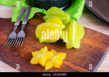 Caramboles averrhoa carambola exotiques ou sur coupe de bois. Des aliments sains, produits frais bio star pomme fruit. Fond Carambolas Banque D'Images