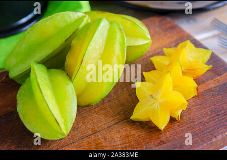 Caramboles averrhoa carambola exotiques ou sur coupe de bois. Des aliments sains, produits frais bio star pomme fruit. Fond Carambolas Banque D'Images