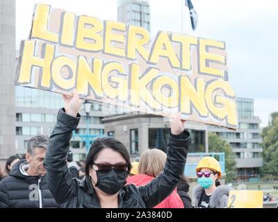 Londres, Royaume-Uni. 5 octobre, 2019. Badiucao artiste dissident chinois se joint à Hong Kong en faveur de la démocratie dans une chaîne humaine le long de Tower Bridge. Credit : Siu K Lo / Alamy Live News Banque D'Images