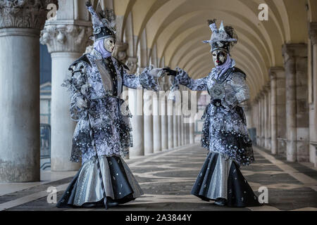 Deux personnes habillés pour le Carnaval de Venise, Vénétie, Italie Banque D'Images