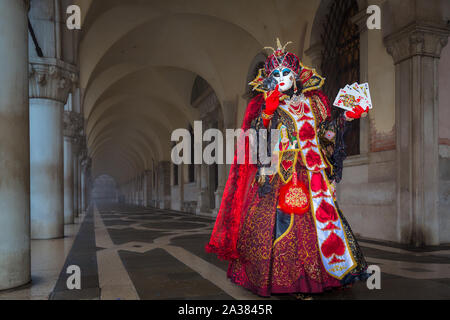 Une femme habillé pour le Carnaval de Venise, Vénétie, Italie Banque D'Images