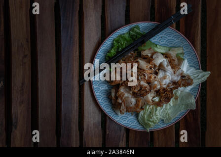 Thai Food : Sauté de nouilles de farine de riz frais avec du poulet et des oeufs dans un plat japonais, ce plat simple est si délicieux. Jeter ensemble un rapide avec chick Banque D'Images