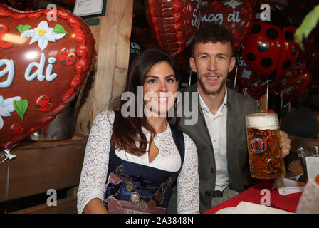 Munich, Allemagne. 06 Oct, 2019. Ivan Perisic (FC Bayern Munich) avec femme Josipa . Football FC Bayern Munich, l'Oktoberfest traditionnelle visite à la Kaefer Schenke, sur 06.10.2019 dans Muenchen/Allemagne. Utilisation dans le monde entier | Credit : dpa/Alamy Live News Banque D'Images