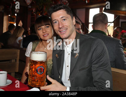 Munich, Allemagne. 06 Oct, 2019. Robert LEWANDOWSKI (Bayern Munich) avec son épouse Anna. Football FC Bayern Munich, l'Oktoberfest traditionnelle visite dans la Kaefer Schenke, sur 06.10.2019 dans Muenchen/Allemagne. Utilisation dans le monde entier | Credit : dpa/Alamy Live News Banque D'Images