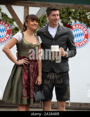 Munich, Allemagne. 06 Oct, 2019. Robert LEWANDOWSKI (Bayern Munich) avec son épouse Anna. Football FC Bayern Munich, l'Oktoberfest traditionnelle visite dans la Kaefer Schenke, sur 06.10.2019 dans Muenchen/Allemagne. Utilisation dans le monde entier | Credit : dpa/Alamy Live News Banque D'Images
