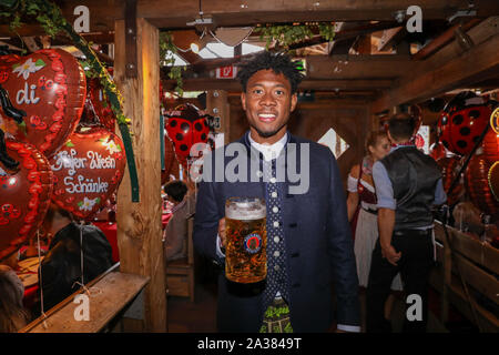 Munich, Allemagne. 06 Oct, 2019. Kingsley COMAN (Bayern Munich) avec de la bière en masse. Football FC Bayern Munich, l'Oktoberfest traditionnelle visite dans la Kaefer Schenke, sur 06.10.2019 dans Muenchen/Allemagne. Utilisation dans le monde entier | Credit : dpa/Alamy Live News Banque D'Images