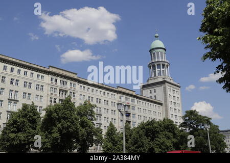 Karl Marx Allee, bâtiments typiques de la période du socialisme au cours de la guerre froide à Berlin, Allemagne. Les tours sont appelés Frankfurter Tor Banque D'Images