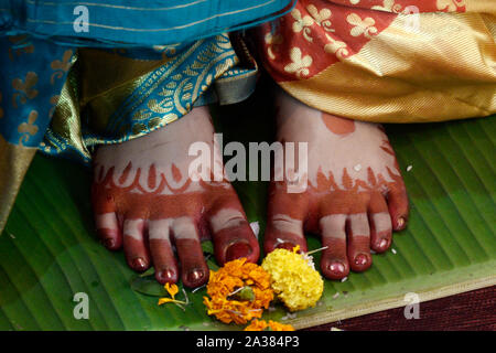 Kolkata, Inde. 06 Oct, 2019. Les dévots hindous culte des jeunes filles comme Kumari Déesse à l'occasion de Maha Astami de Durga Puja Festival à une communauté puja. (Photo de Saikat Paul/Pacific Press) Credit : Pacific Press Agency/Alamy Live News Banque D'Images