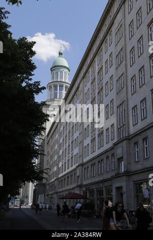 Karl Marx Allee, bâtiments typiques de la période du socialisme au cours de la guerre froide à Berlin, Allemagne. Les tours sont appelés Frankfurter Tor Banque D'Images