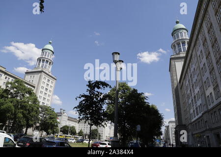 Karl Marx Allee, bâtiments typiques de la période du socialisme au cours de la guerre froide à Berlin, Allemagne. Les tours sont appelés Frankfurter Tor Banque D'Images