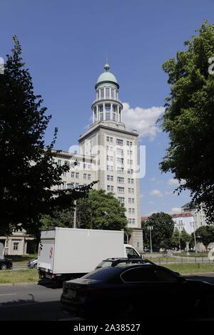 Karl Marx Allee, bâtiments typiques de la période du socialisme au cours de la guerre froide à Berlin, Allemagne. Les tours sont appelés Frankfurter Tor Banque D'Images