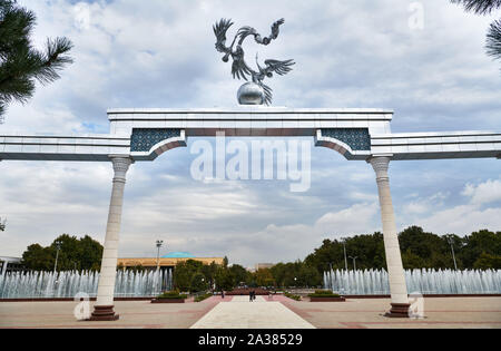 Arche Ezgulik sur la place de l'indépendance à Tachkent, Ouzbékistan, l'Asie centrale Banque D'Images