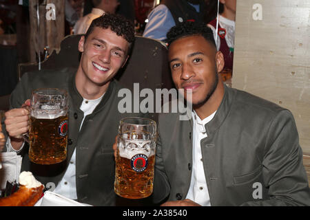 Munich, Allemagne. 06 Oct, 2019. v.li:Benjamin PAVARD (Bayern Munich), Corentin TOLISSO (Bayern Munich). Football FC Bayern Munich, l'Oktoberfest traditionnelle visite dans la Kaefer Schenke, sur 06.10.2019 dans Muenchen/Allemagne. Utilisation dans le monde entier | Credit : dpa/Alamy Live News Banque D'Images