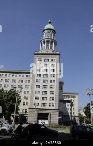 Karl Marx Allee, bâtiments typiques de la période du socialisme au cours de la guerre froide à Berlin, Allemagne. Les tours sont appelés Frankfurter Tor Banque D'Images