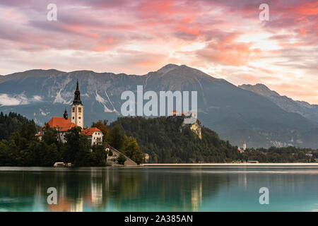 Les nuages colorés sur le lac de Bled en Slovénie et d'église au lever du soleil. Banque D'Images