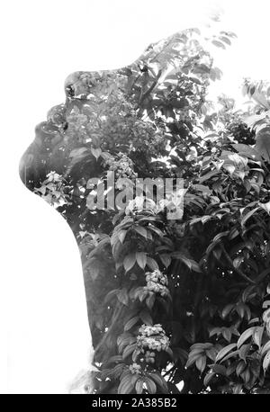 Double exposition avec le portrait de femme d'un concept écologique mettant en valeur la beauté de la nature, noir et blanc Banque D'Images