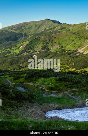 Massif de la Pip Ivan avec les ruines de l'observatoire sur le dessus. Et les restes de la fonte des neiges dans la vallée des Carpates, Chornohora,, l'Ukraine. Banque D'Images